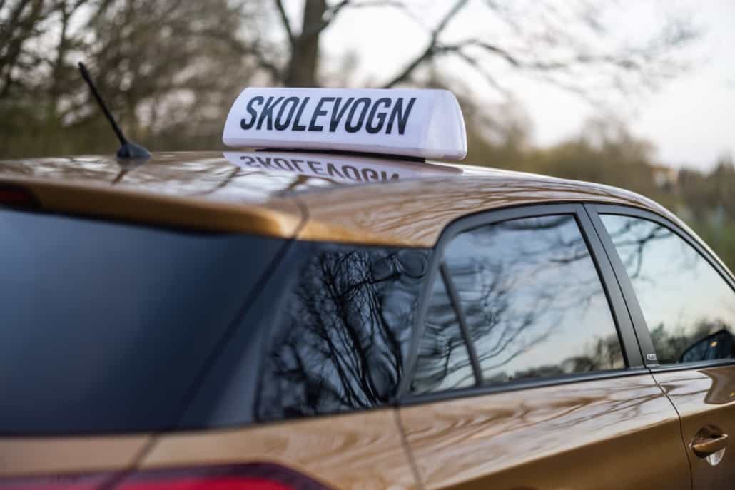 En skolevogn fra en køreskole i Vanløse